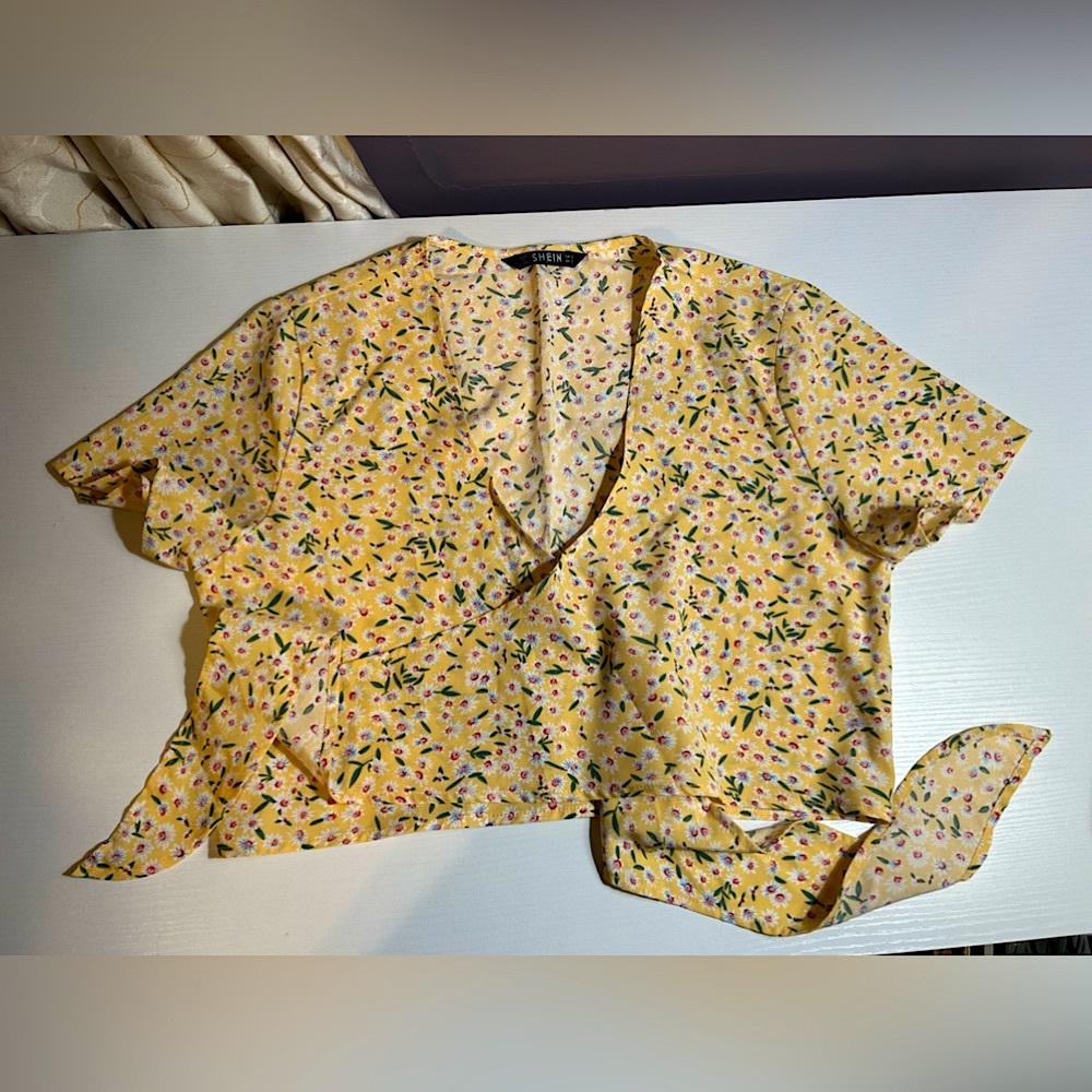EUC yellow green floral wrap tie crop short sleeve top S fairy cottage